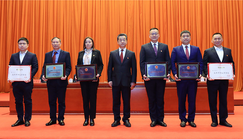 董事長(zhǎng)薛志成先生上臺(tái)領(lǐng)獎(jiǎng)