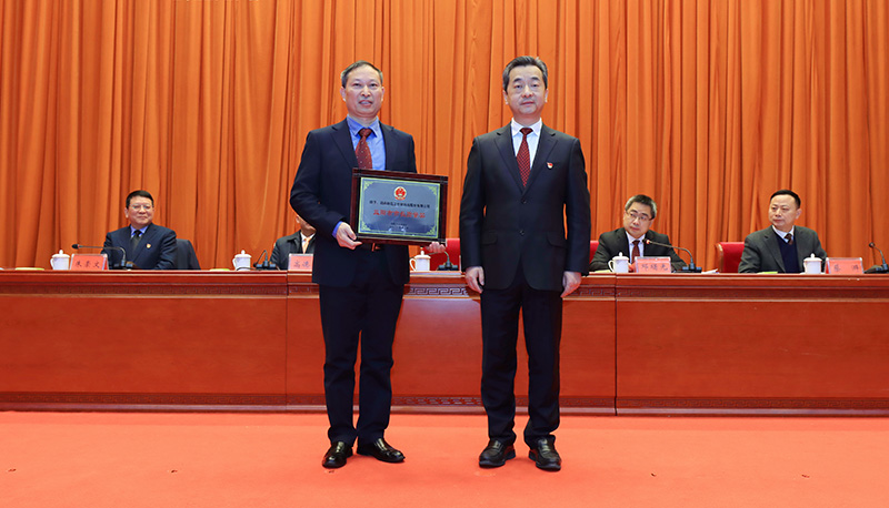 市長(zhǎng)陳競(jìng)先生與桃花江竹材董事長(zhǎng)薛志成合影 市長(zhǎng)陳競(jìng)先生與桃花江竹材董事長(zhǎng)薛志成合影