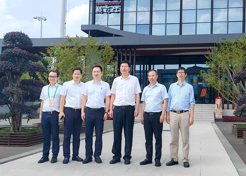 薛董事長與吳義強(qiáng)院士等相關(guān)領(lǐng)導(dǎo)在竹結(jié)構(gòu)科技示范樓前合影