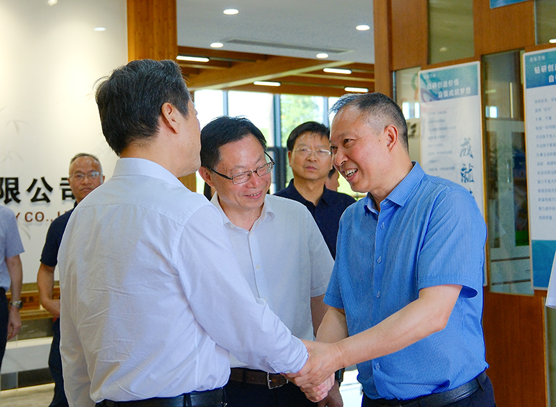 省政協(xié)副主席虢正貴來桃花江竹材調(diào)研,公司董事長陪同介紹 省政協(xié)副主席虢正貴來桃花江竹材調(diào)研,公司董事長陪同介紹