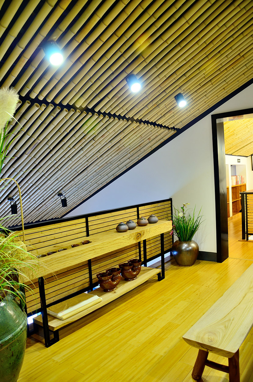 創(chuàng)客俠餐廳的吊頂和地板全采用桃花江的竹材進行裝飾