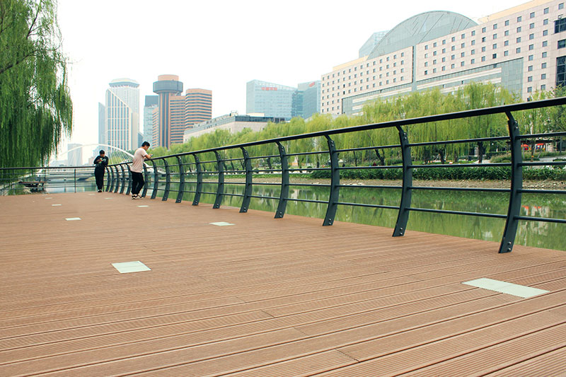 亮馬河岸邊的竹木親水平臺